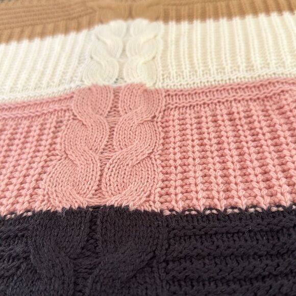 NWT-FULL CIRCLE TRENDS SWEATER - Picture 7 of 9